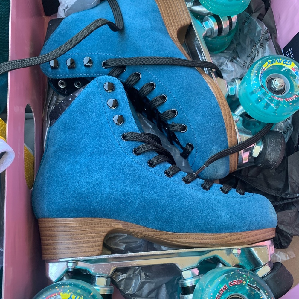 Moonlight roller skates
Orig:269.00 - Picture 2 of 16